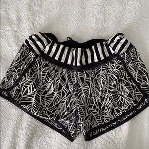 Lululemon Speed Short black and white pattern